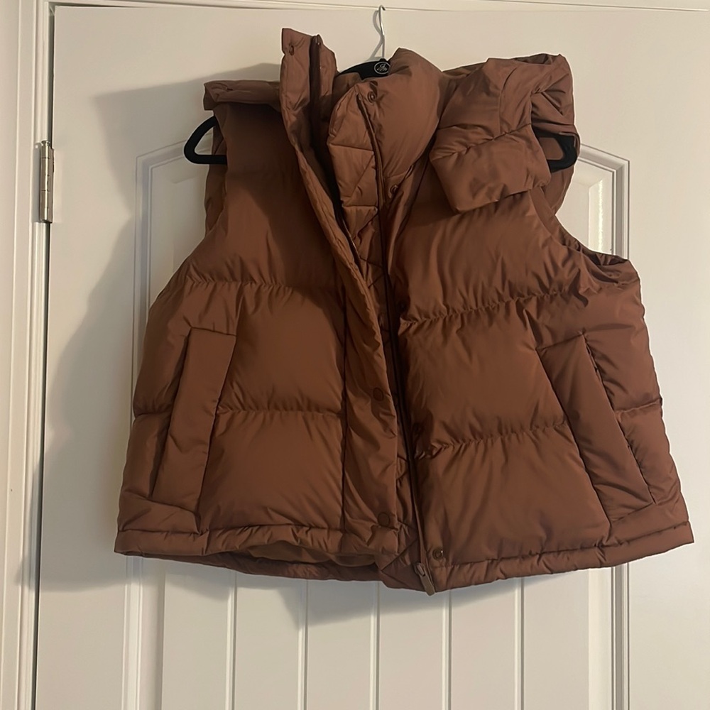 LIKE NEW Lululemon cropped puffer vest size 8 with detachable hood